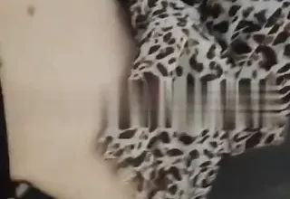 Leopar desenli türbanlıyı domaltmış sikiyor